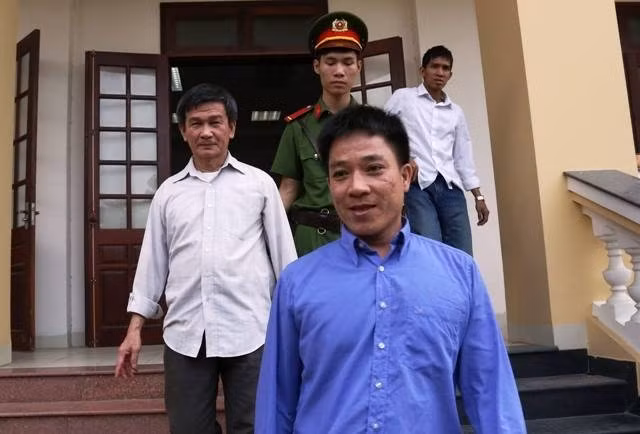 Hai bị cáo Phan Thế Thượng (trái) và Trần Văn Giang (phải) được Hội đồng xét xử cho tại ngoại.