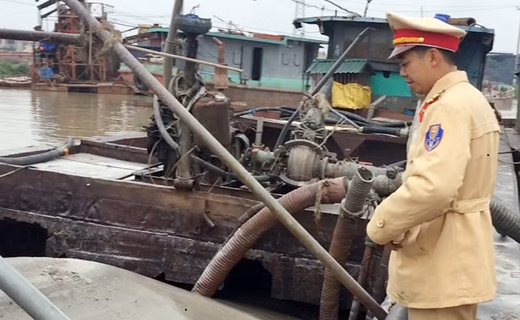 Công an TX Đông Triều phối hợp với Phòng Cảnh sát đường thủy Công an tỉnh, phát hiện, bắt giữ phương tiện hút cát trái phép trên sông Đá Vách tháng 1/2018.
