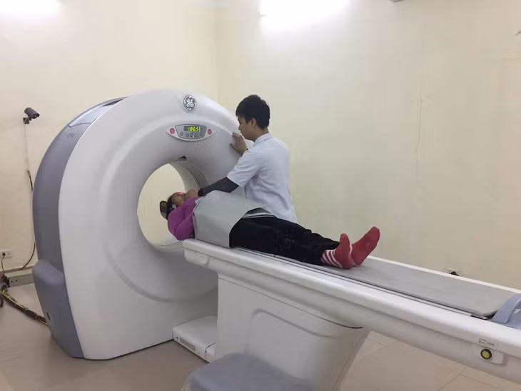TTYT huyện Đầm Hà đã được đầu tư nhiều trang thiết bị mới. Trong ảnh: Nhân viên y tế đang thực hiện chụp cắt lớp vi tính cho người bệnh.