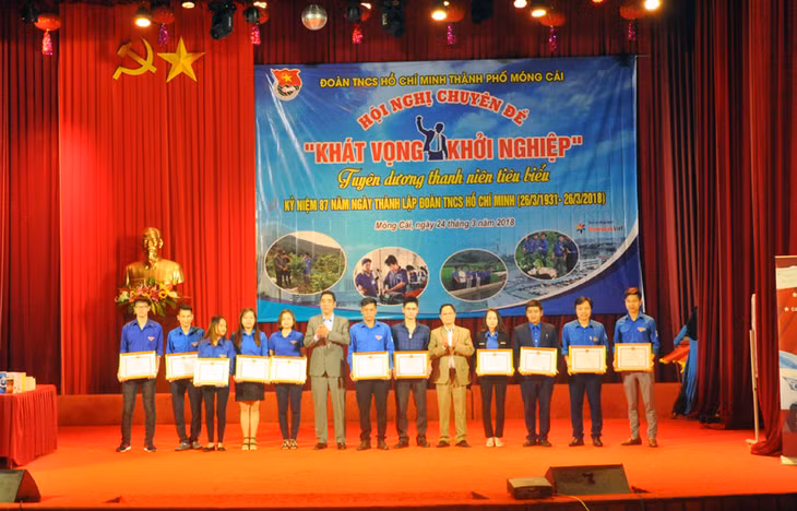 Lãnh đạo TP Móng Cái khen thưởng cho