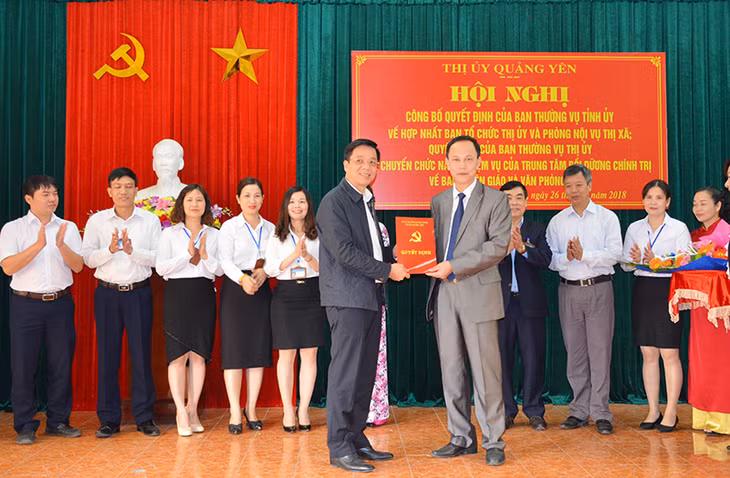 Lãnh đạo Thị ủy Quảng Yên trao quyết định của BTV Tỉnh ủy về hợp nhất Ban Tổ chức Thị ủy với Phòng nội vụ TX Quảng Yên.