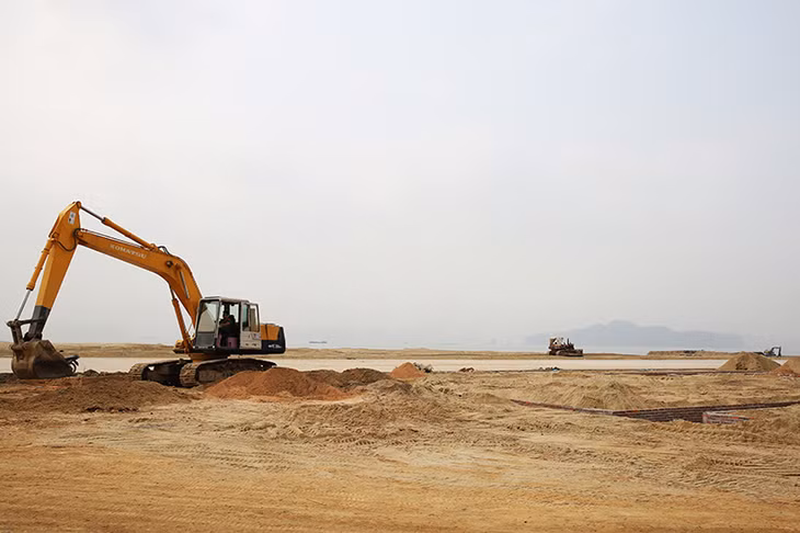 Vị trí sân khấu được khẩn trương thi công đắp đất nền và đổ bê tông bề mặt.