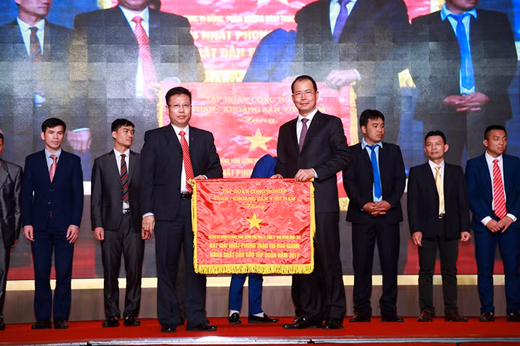 Đồng chí Đặng Thanh Hải, Tổng Giám đốc TKV tặng cờ thi đua xuất sắc cho Phân xưởng Khai thác 11- Công ty Than Thống Nhất đơn vị dẫn đầu trong phong trào thi đua giành năng suất kỷ lục của Tập đoàn