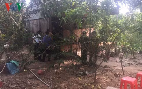 Cơ quan chức năng khám nghiệm hiện trường (Ảnh: CTV).
