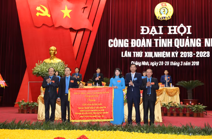 Tặng bức trướng