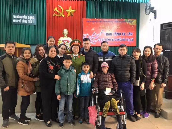 Công an TP Cẩm Phả tặng xe lăn cho người khuyết tật. 