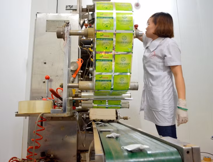 Dây chuyền sản xuất sản phẩm trà túi lọc cũng được công ty đầu tư với số vốn trên 2 tỷ đồng, đạt công suất 500.000 gói trà/tháng. Dây chuyền hoàn toàn tự động nên chỉ cần một nhân viên vận hành theo dõi thông số