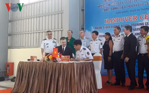 Đại diện Hoa Kỳ và đại diện Vùng 4 Cảnh sát biển Việt Nam