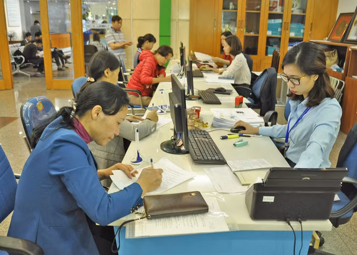 Nhân viên Trung tâm Dịch vụ việc làm hướng dẫn người lao động làm thủ tục hưởng bảo hiểm thất nghiệp tại Trung tâm Hành chính công tỉnh.