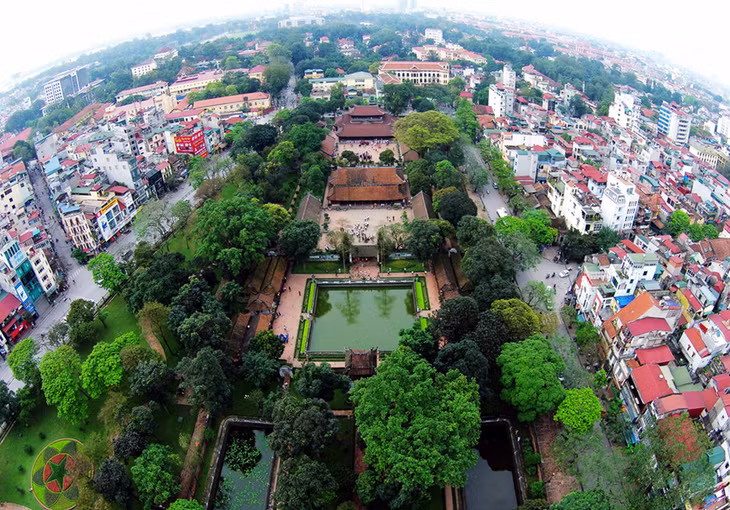Thủ đô Hà Nội của Việt Nam đứng thứ 12 trong danh sách 25 điểm đến tuyệt vời trên thế giới cho năm 2018, được chuyên trang du lịch đình đám TripAdvisor đánh giá dựa trên bình chọn của người dùng. Theo TripAdvisor, Hà Nội có sự pha trộn hoàn hảo giữa cổ điển và hiện đại, với những con phố cổ, đền chùa, di tích đan xen giữa các tòa nhà hiện đại, hồ nước và công viên. Ảnh: Zing.