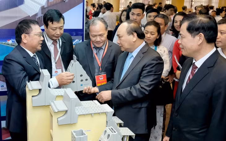 Thủ tướng đánh giá cao các nghiên cứu khoa học ứng dụng phòng chống thiên tai. Ảnh: VGP/Quang Hiếu
