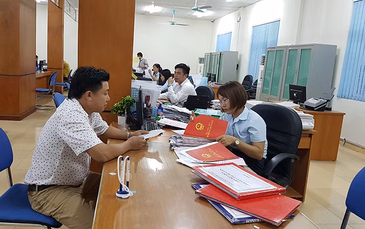 Trung tâm Hành chính công là mô hình hiệu quả được nhiều địa phương trong cả nước học tập. (Trong ảnh: Giải quyết TTHC tại Trung tâm Hành chính công Vân Đồn)