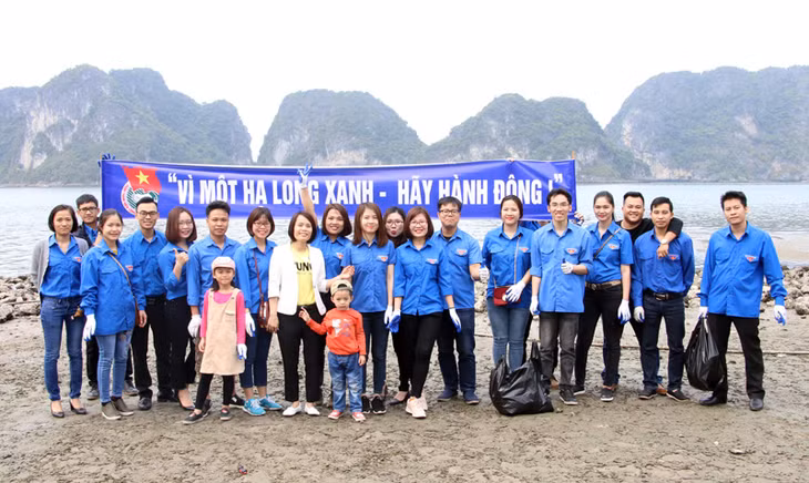 Đoàn viên thanh niên cơ quan Báo Quảng Ninh tham gia dọn dẹp rác dọc bờ biển cột 3-Cột 5. 