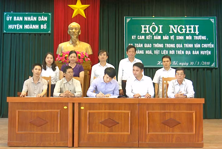 Đại diện các đơn vị, doanh nghiệp kinh doanh vật liệu xây dựng ký cam kết đảm bảo vệ sinh môi trường, an toàn giao thông trong quá trình vận chuyển dưới sự chứng kiến của lãnh đạo huyện Hoành Bồ