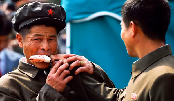 Hai người đàn ông ăn chung kem ở Bình Nhưỡng. (Ảnh: Reuters)