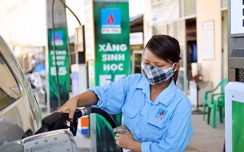 2 tháng đầu năm, tiêu thụ xăng E5 chiếm 42% tổng lượng xăng. (Ảnh: KT).