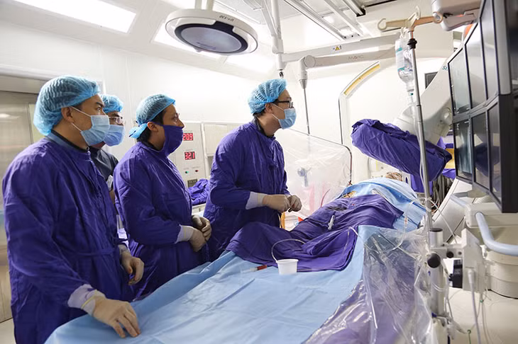 Các bác sĩ Bệnh viện Đa khoa tỉnh tiến hành nút mạch u phì đại tuyến tiền liệt cho bệnh nhân Kh. với sự hỗ trợ của tuyến trung ương