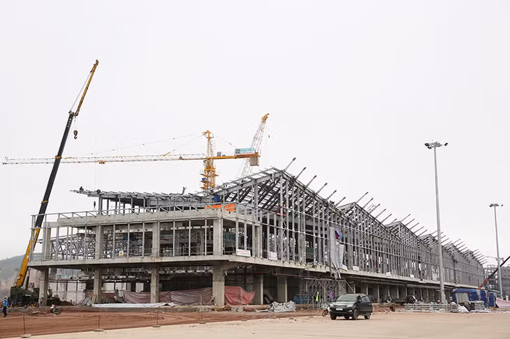 Nhà ga hành khách giai đoạn 1 rộng 16.000m2, tổng diện tích mặt sàn sử dụng 25.400m2 đã cơ bản thi công kết cấu khung chính. Ảnh: Đỗ Phương