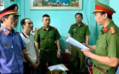 Lực lượng chức năng đọc lệnh bắt tạm giam đối tượng Tôn Thất Hoài Việt.