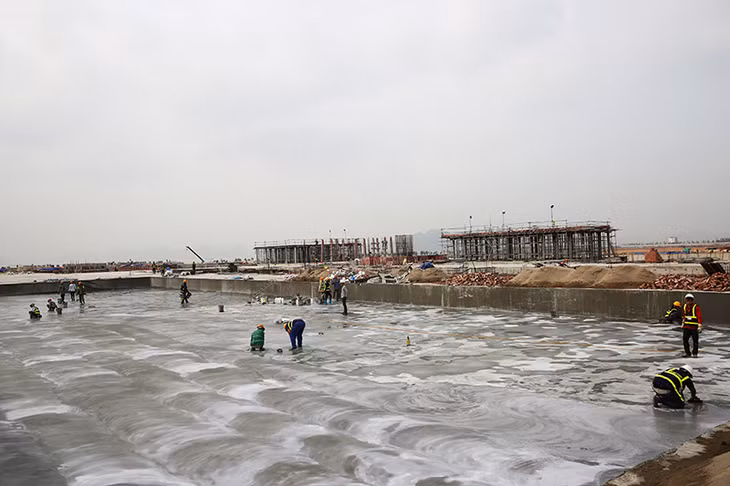 Để đảm bảo tiến độ đề ra, hoàn thành trước ngày 25/4, sẵn sàng đưa vào phục vụ lễ hội, trên công trường thường xuyên có hơn 2.000 cán bộ, công nhân tổ chức thi công liên tục cả trong 3 ca.