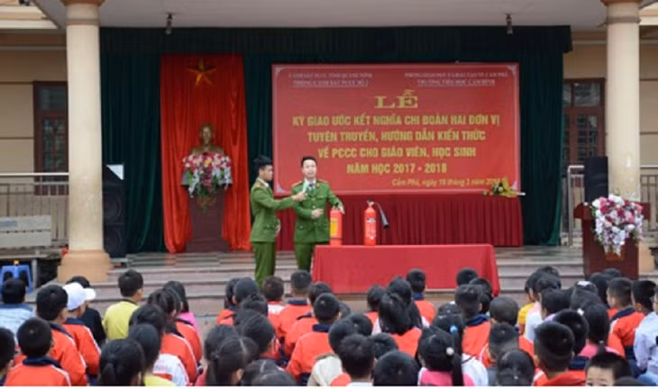 Cán bộ Phòng Cảnh sát PCCC số 2 hướng dẫn về phương tiện chữa cháy tại chỗ cho thày trò nhà trường.
