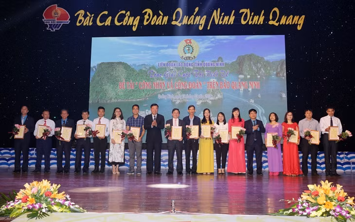 Các tác giả nhận giải thưởng