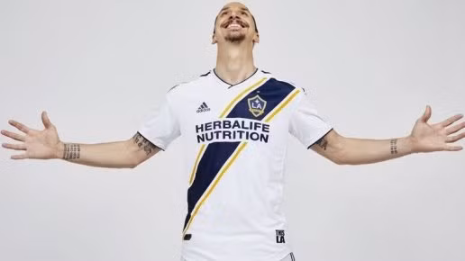  Ibra gia nhập LA Galaxy.