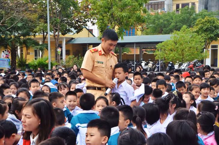 Công an TP Móng Cái, tuyên truyền Luật giao thông đường bộ cho các em học sinh trường Tiểu học Đào pHúc Lộc.