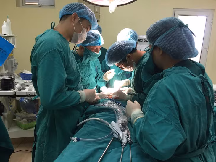 Ekip phẫu thuật của Bệnh viện K tiến hành loại bỏ u tuyến giáp qua đường miệng cho bệnh nhân