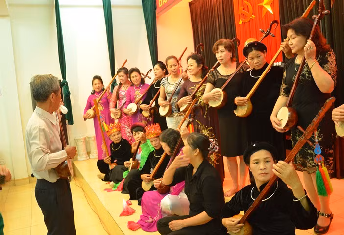 zDayj đánh đàn tính tại TP Hạ Long.
