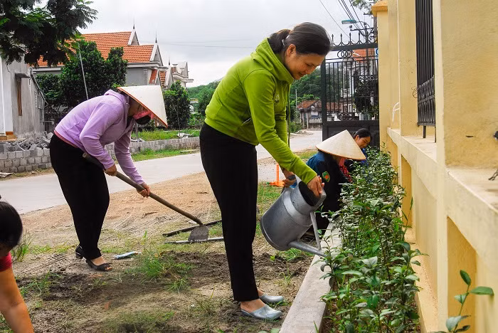 Phụ nữ thôn 4, xã Cẩm Hải (TP Cẩm Phả) tham gia dọn vệ sinh đường thôn, hưởng ứng 