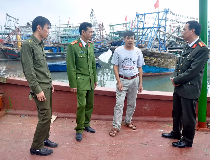 Công an huyện Hải Hà và Công an xã Tiến Tới luôn lắng nghe, kịp thời hướng dẫn ông Trần Văn Sơn (áo phông đứng giữa) tổ trưởng “Tổ tự quản ANTT trên biển” tháo gỡ vướng mắc trong quá trình triển khai thực hiện mô hình. 