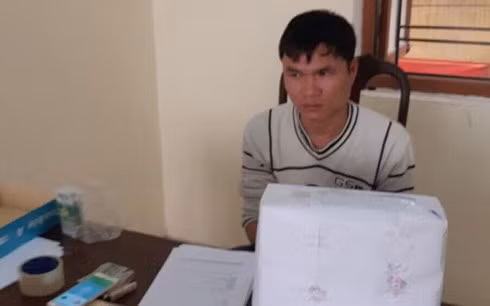 Đối tượng Lý Thiết Thuần và tang vật tại cơ quan công an