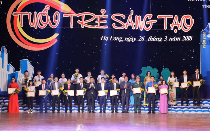 26 tài năng trẻ tỉnh Quảng Ninh năm 2017 nhận hoa và chứng nhận từ BTC.