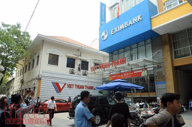 Phía bên ngoài trụ sở ngân hàng Eximbank Chi nhánh TP Hồ Chí Minh. Ảnh: Mạnh Linh