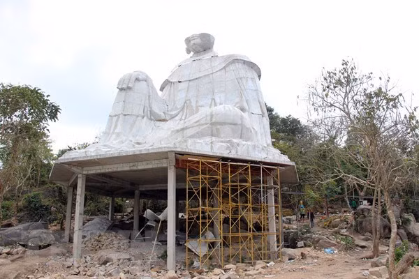 Công trình tượng Bà Chúa Xứ xây dựng trái phép trên Núi Sam (An Giang). (Ảnh: TTXVN)