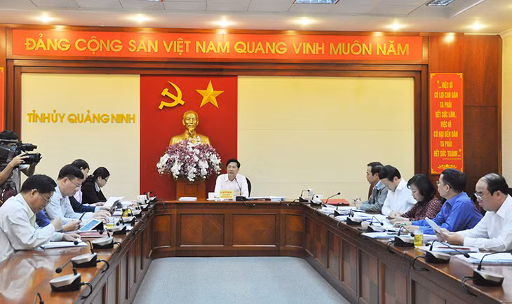 Đồng chí Nguyễn Văn Đọc, Bí thư Tỉnh ủy, Chủ tịch HĐND tỉnh, chủ trì cuộc họp.
