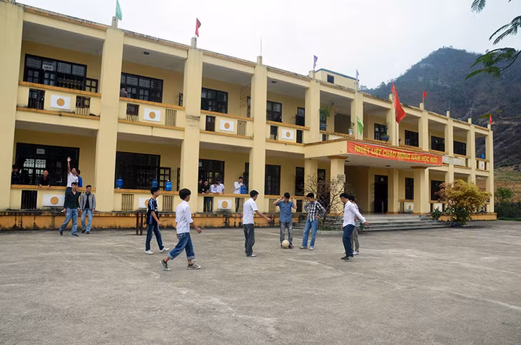 Khuôn viên Trường THCS&THPT Trần Khánh Dư, huyện Vân Đồn