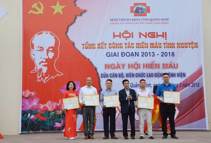 Lãnh đạo Sở Y tế tặng giấy khen cho các đơn vị có thành tích xuất sắc trong công tác hiến máu tính nguyện