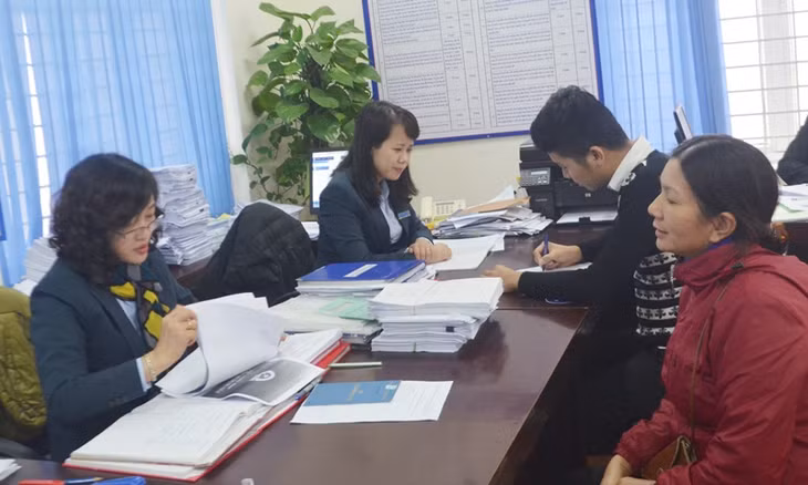 Với mục tiêu hướng đến xây dựng ngành BHXH hiện đại, chuyên nghiệp, hướng tới sự hài lòng của người dân và doanh nghiệp . Ảnh cán bộ giải quyết các thủ tục hành chính liên quan chính sách BHXH cho người dân tại Trung tâm hành chính công TP Uông Bí.
