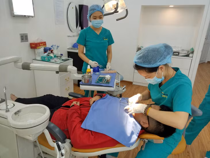 Kiểm tra sức khoẻ về răng cho bệnh nhân tại Phòng khám Nha khoa Việt Nhật, TP Hạ Long.