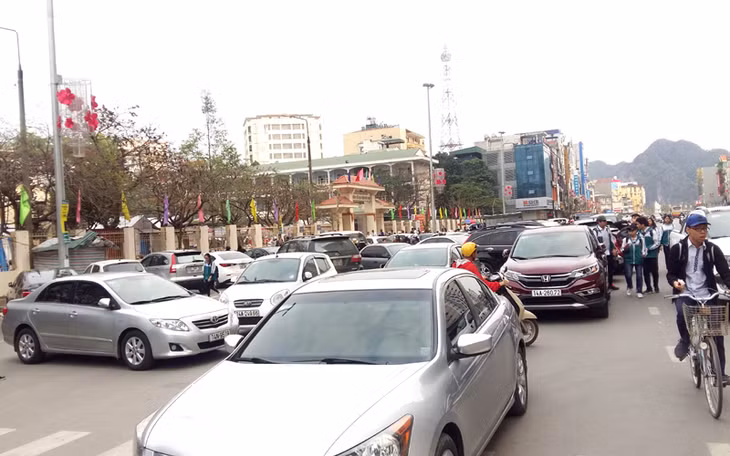 Ô tô cá nhân của các phụ huynh đỗ kín vỉa hè, chiếm phần lớn lòng đường tại trước cổng trường tiểu học Trần Hưng Đạo, TP Hạ Long