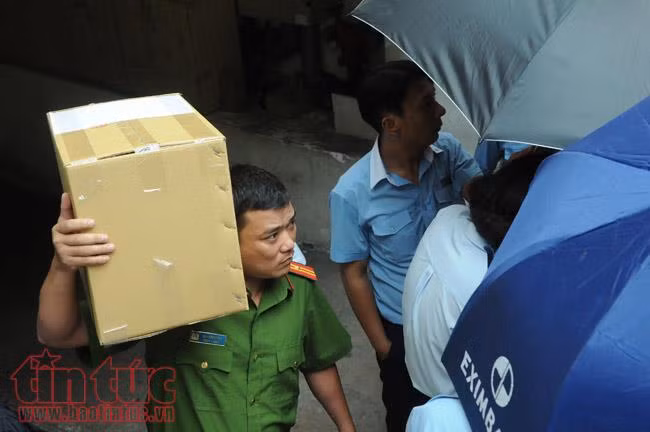 Nhiều tài liệu, hồ sơ liên quan được công an thu giữ để điều tra.