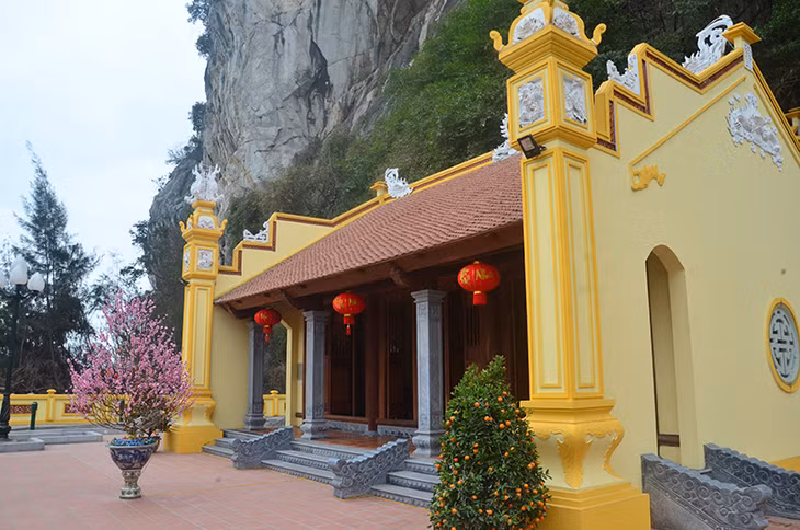 Một ngôi đền khang trang vừa được xây dựng tại địa điểm có vách đá đề thơ.