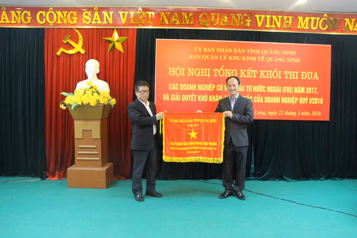 Trao cờ thi đua cho Công ty TNHH Xay lúa mỳ VFM-Wilmar đã có thành tích xuất sắc trong phong trào thi đua 2017