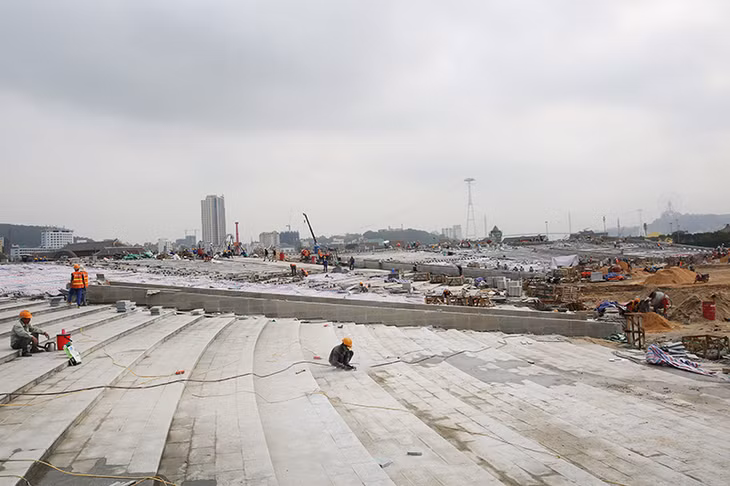 Khu khán đài chính có sức chưa 6.300 chỗ ngồi đang thực hiện lát đá.