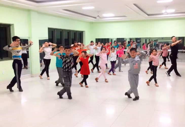 Giờ học khiêu vũ thể thao của CLB Dancesport Cường Anh tại phòng tập Công viên nước Hà Lan
