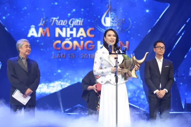 Mỹ Tâm lập cú “đúp” - nhận cúp Ca sĩ của năm và Album của năm