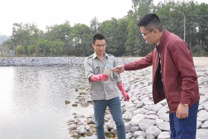 chuyên viên Ban Quản lý Dịch vụ công ích, phối hợp với cán bộ Phòng Tài Nguyên Môi trường lấy mẫu kiểm tra chất lượng xử lý nước thải tại Trạm xử lý nước thải phường Bãi Cháy