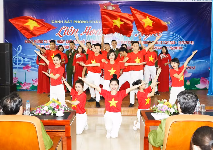 Tiết mục hát, múa mừng Đảng, Bác Hồ kính yêu tại giao lưu văn nghệ do CS PCCC tỉnh tổ chức.